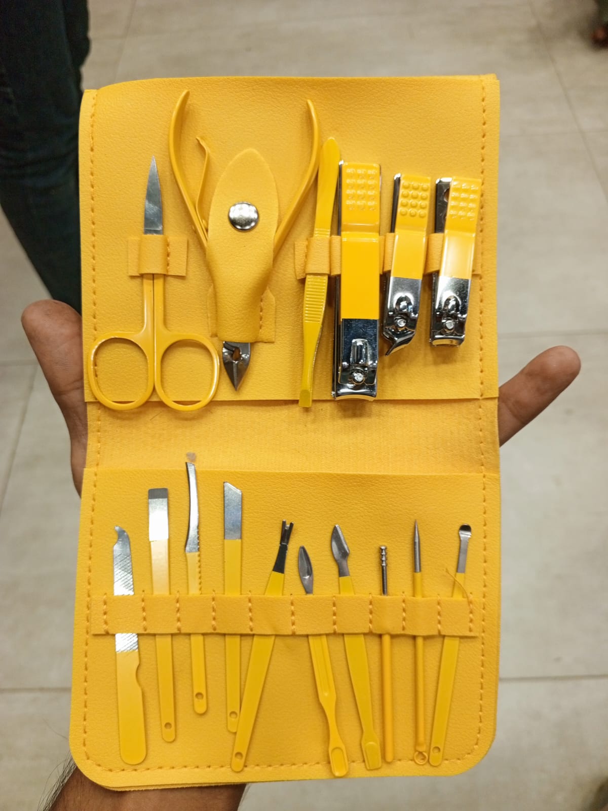 16pcs Professional Manicure & Pedicure Set ? Nail Clippers, Cuticle Nippers & Grooming Tools with Travel Case (Random color)
