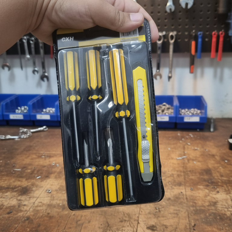 Set of 5 Screwdrivers &amp; 1 Cutter ? High Quality Hand Tool Kit with 2 Straight, 3 Cross Screwdrivers &amp; Sharp Cutter for Household and DIY Use