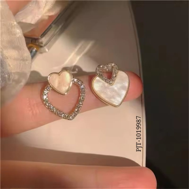 PJT-987 Beautifull Korean Heart Shape Zircon Earrings for Women ? Sparkling Black &amp; White Crystal Studs, Fashion Jewelry Gift for Everyday Wear and Special Occasions