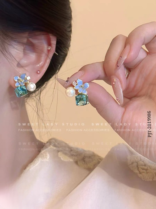 Crystal Flower Korean Earrings ? Elegant Floral Design | Crafted To Perfection With Dazzling Crystal Petals That Catch Every Light Beautifully - PJT986