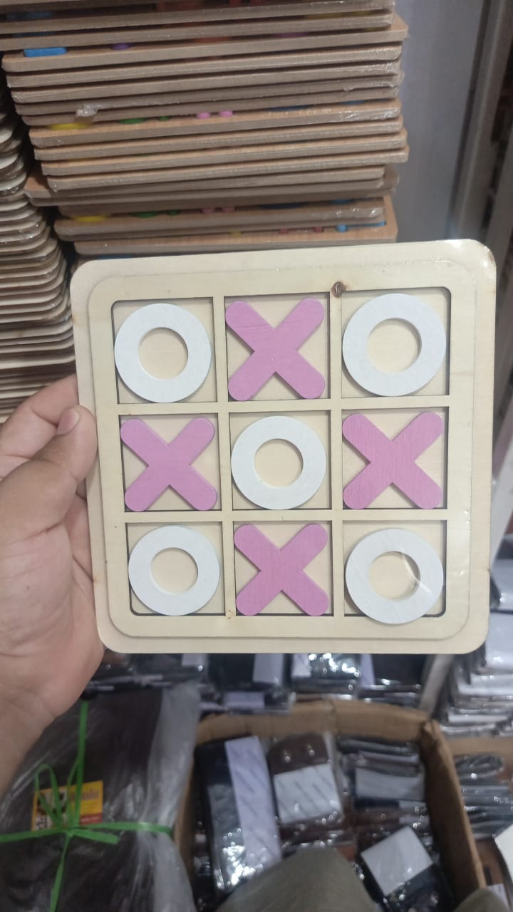 Wooden Tic-Tac-Toe Board Game ? Classic XO Strategy Game for Kids, Toddlers, Preschoolers &amp; Adults ? Educational, Durable &amp; Portable 30cm Wooden Board ? Ideal Birthday Gift, Party Favour &amp; Family Game (Random Color)