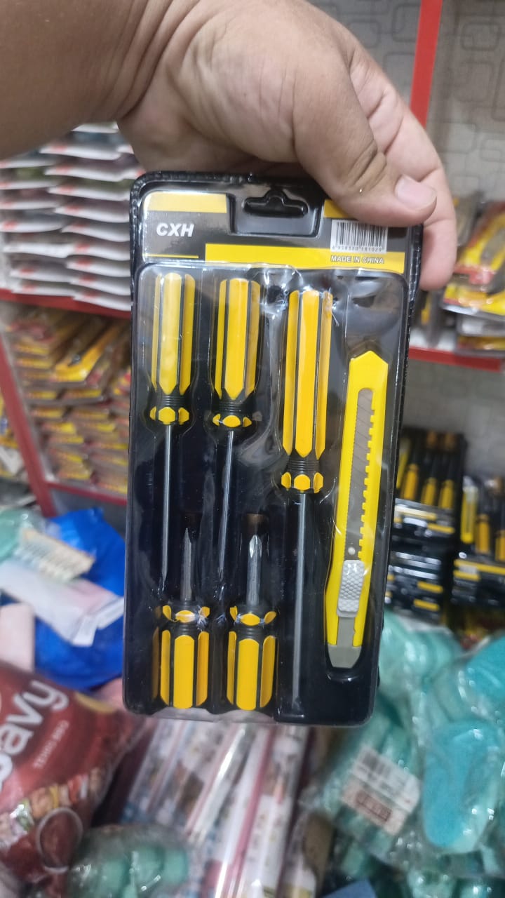 Set of 5 Screwdrivers &amp; 1 Cutter ? High Quality Hand Tool Kit with 2 Straight, 3 Cross Screwdrivers &amp; Sharp Cutter for Household and DIY Use