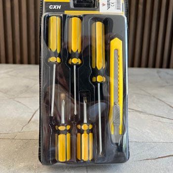 Set of 5 Screwdrivers &amp; 1 Cutter ? High Quality Hand Tool Kit with 2 Straight, 3 Cross Screwdrivers &amp; Sharp Cutter for Household and DIY Use