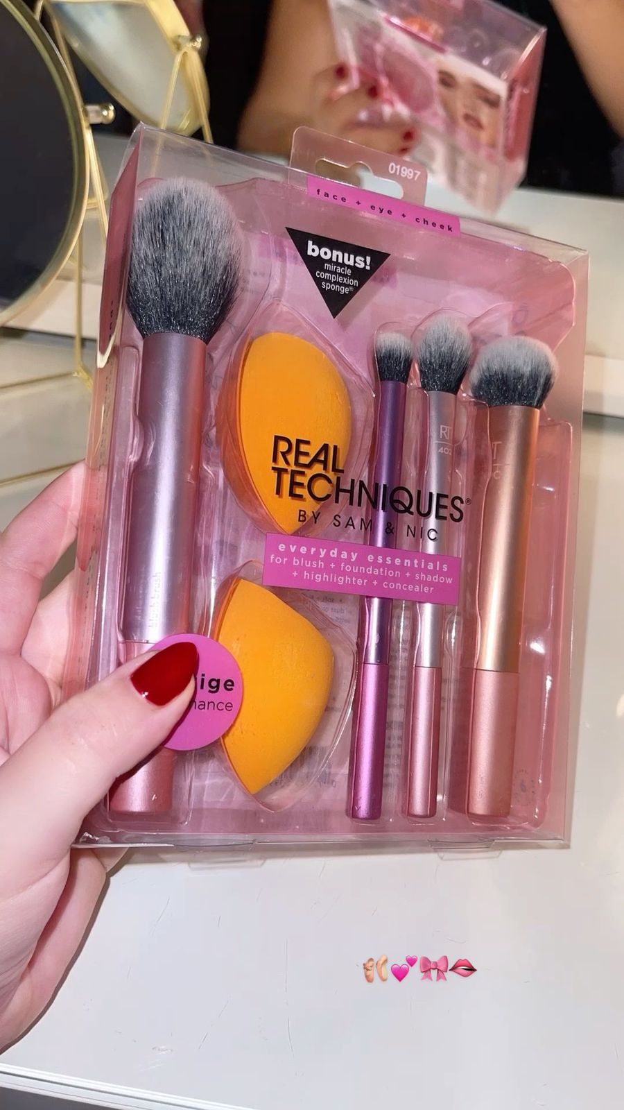 Real Techniques Everyday Essentials Makeup Brush Set with Miracle Complexion Sponge ? Face, Eye &amp; Cheek Kit