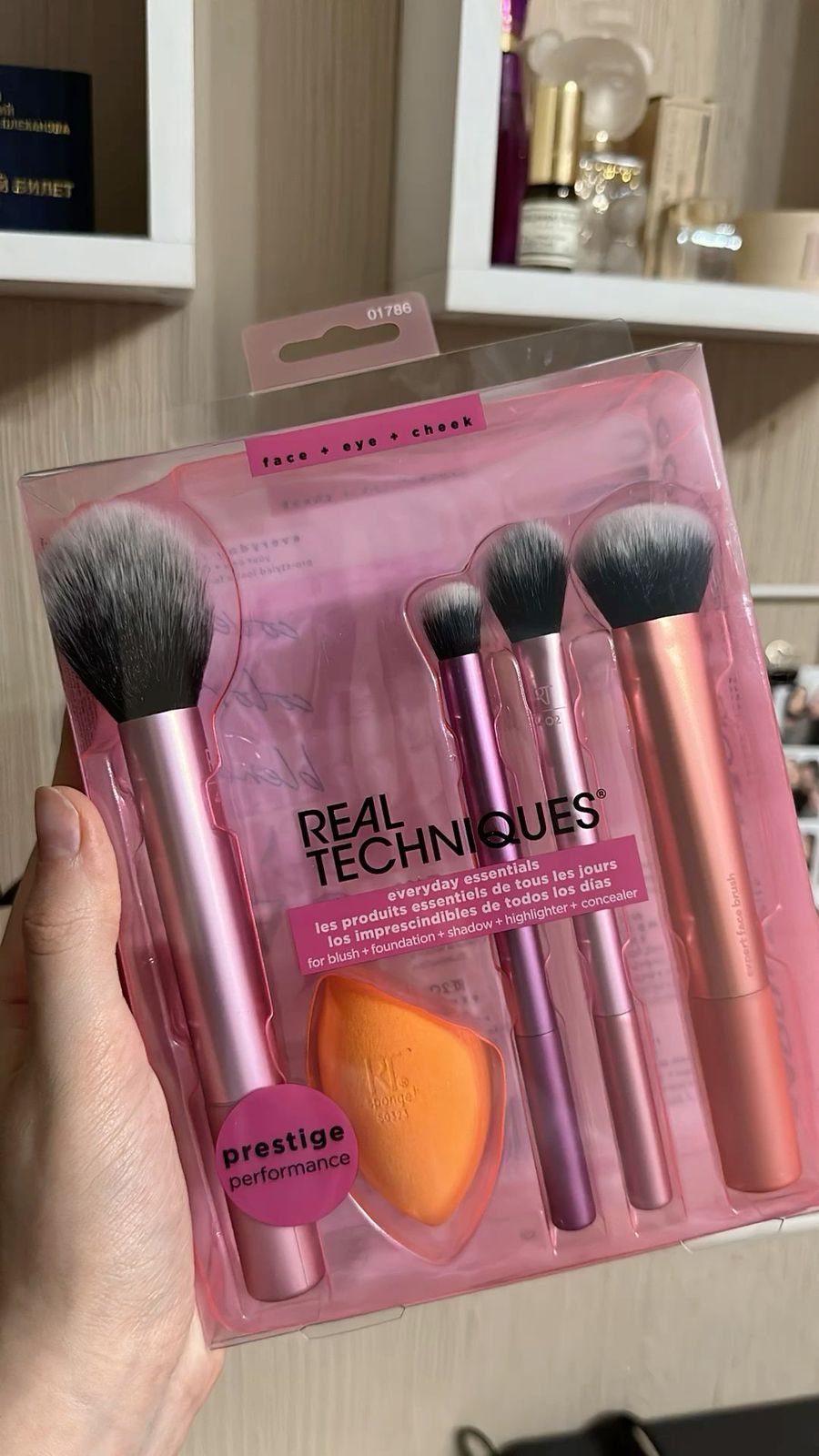 Real Techniques Everyday Essentials Makeup Brush Set with Miracle Complexion Sponge ? Face, Eye &amp; Cheek Kit
