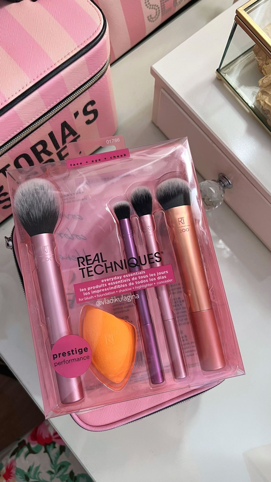 Real Techniques Everyday Essentials Makeup Brush Set with Miracle Complexion Sponge ? Face, Eye &amp; Cheek Kit