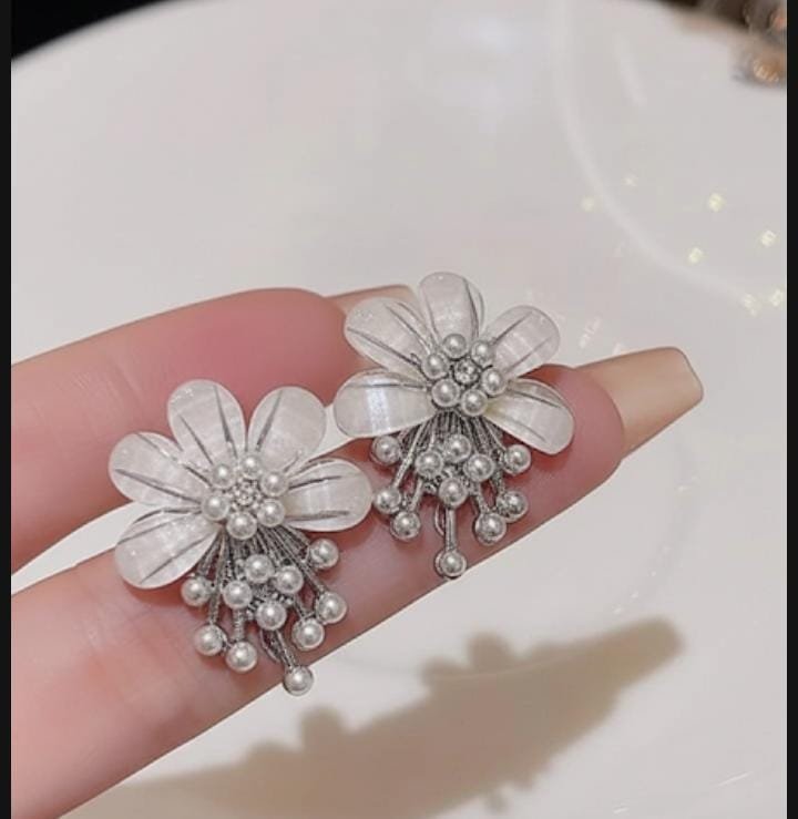 ZJX-162 Flower Pearl Korean Earrings – Elegant Design, Stylish Fashion Accessory for Women - Image 2
