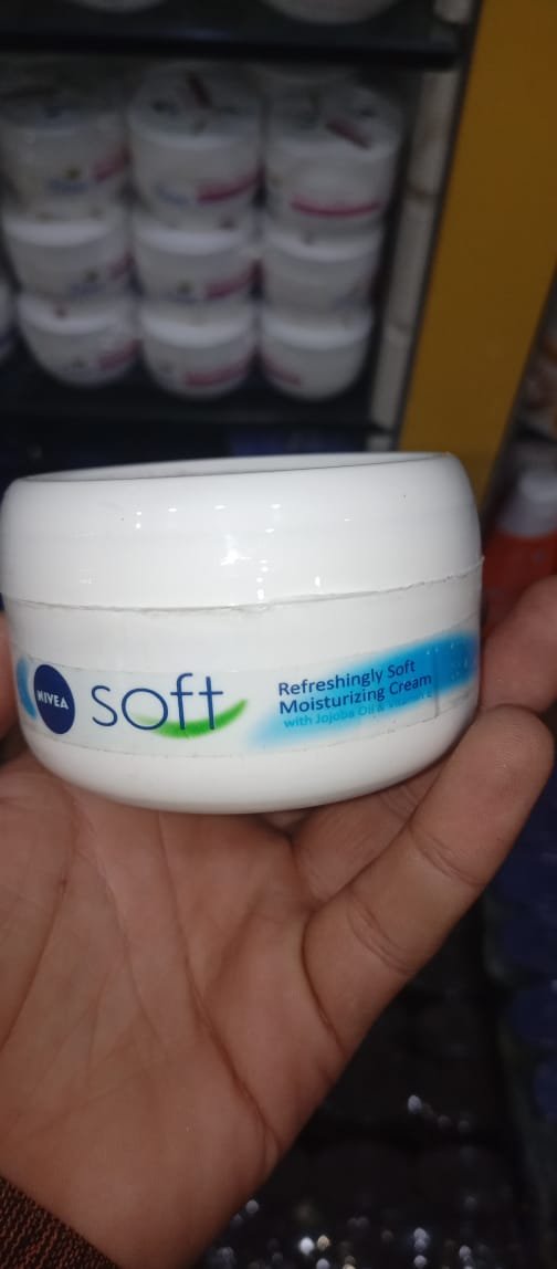NIVEA Soft: Refreshingly Soft Moisturizing Cream - An Intensive and Lightweight Solution for All-Day Hydration - Image 3